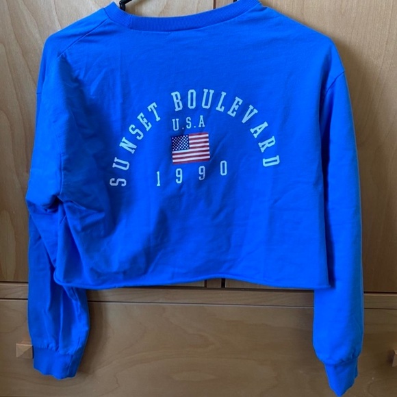 Pretty blue “Sunset Boulevard USA” cropped long sleeve from H&M 💙 - Picture 3 of 4